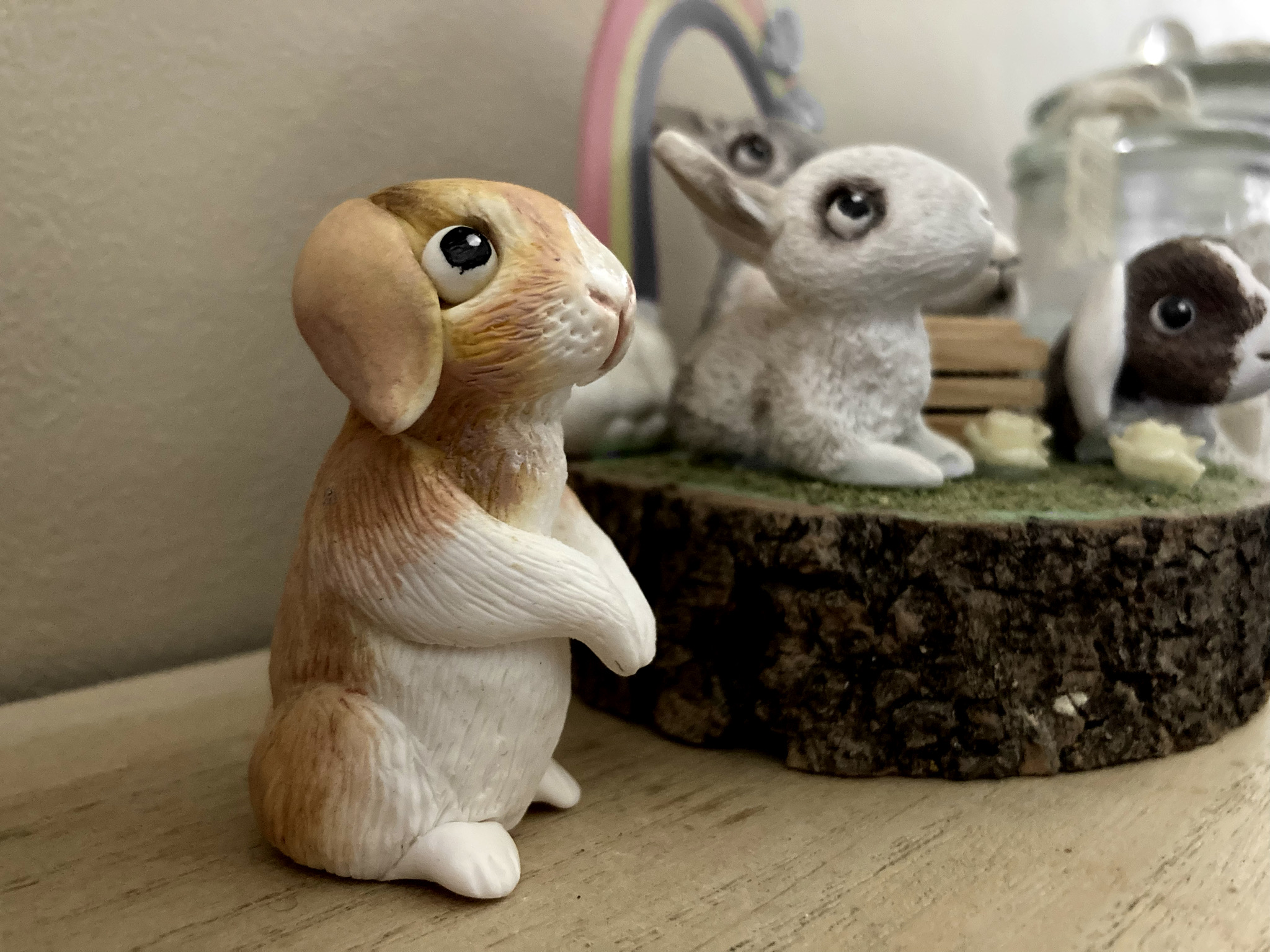 Figurine portrait personnalisé d'un lapin bélier beige et blanc